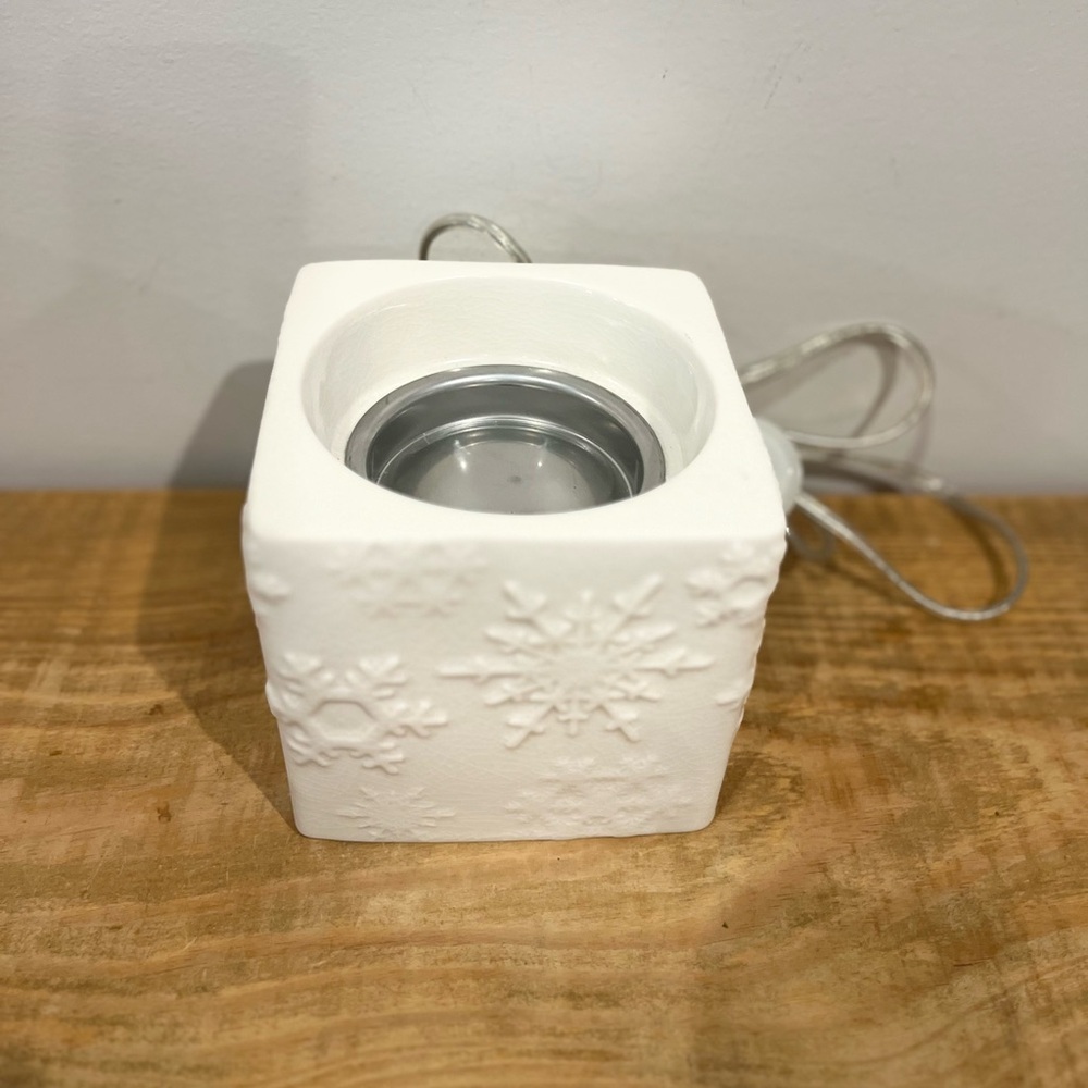 Yankee candle plug in candle wax warmer scentsy white snow flakes